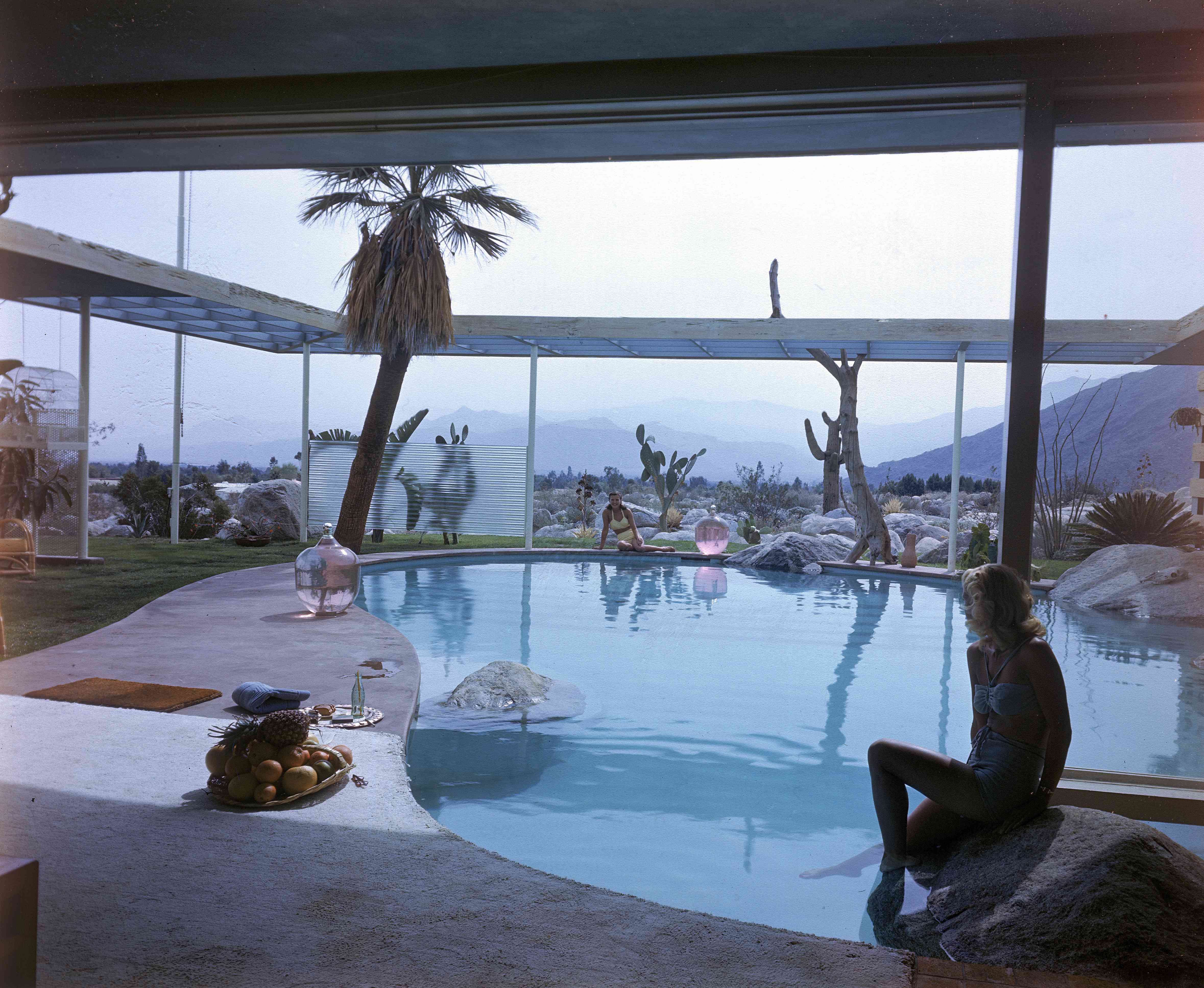 Piscine intérieure/extérieure du milieu du siècle à la Maison Loewy