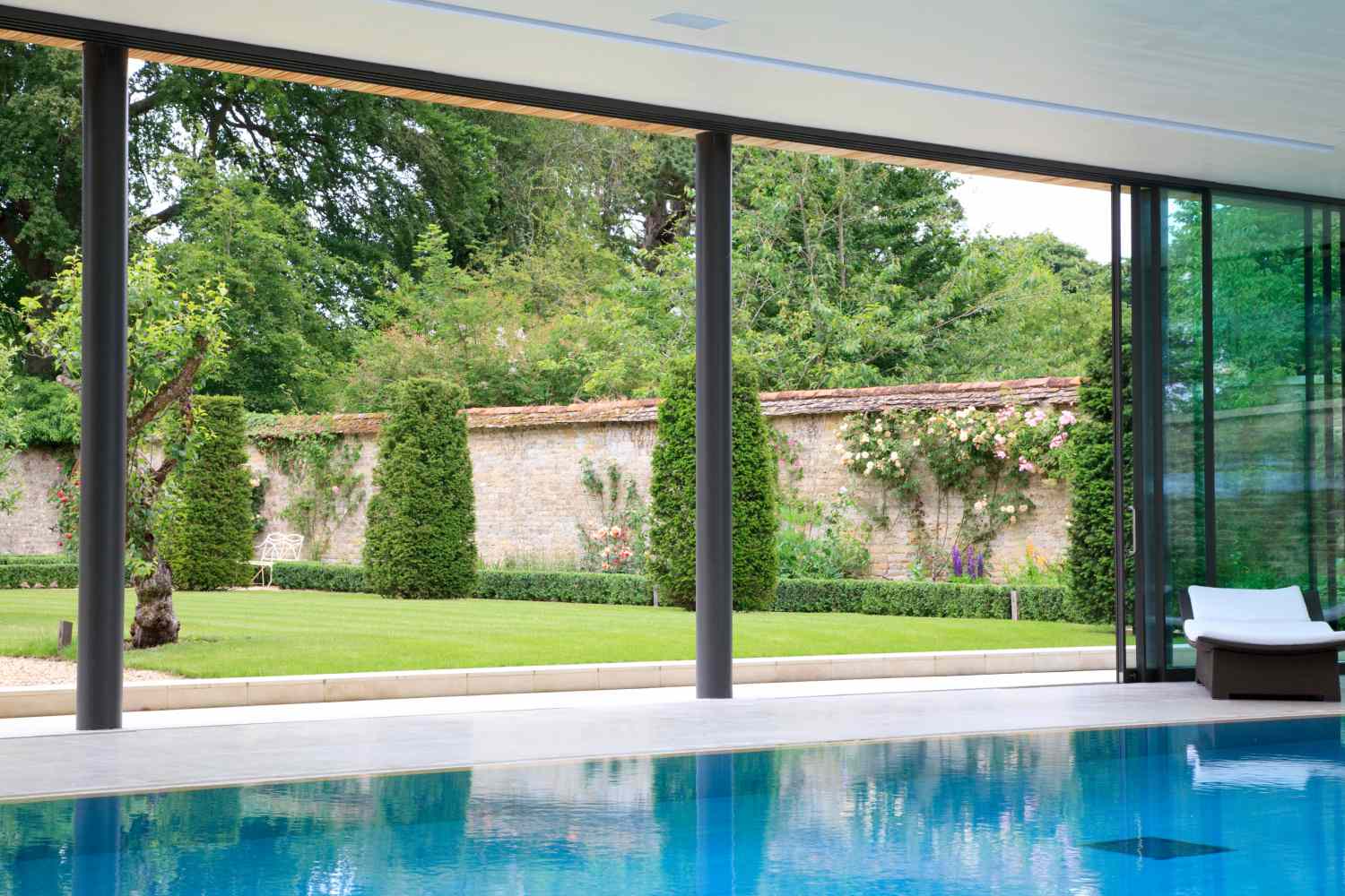 piscine intérieure avec vue sur le jardin