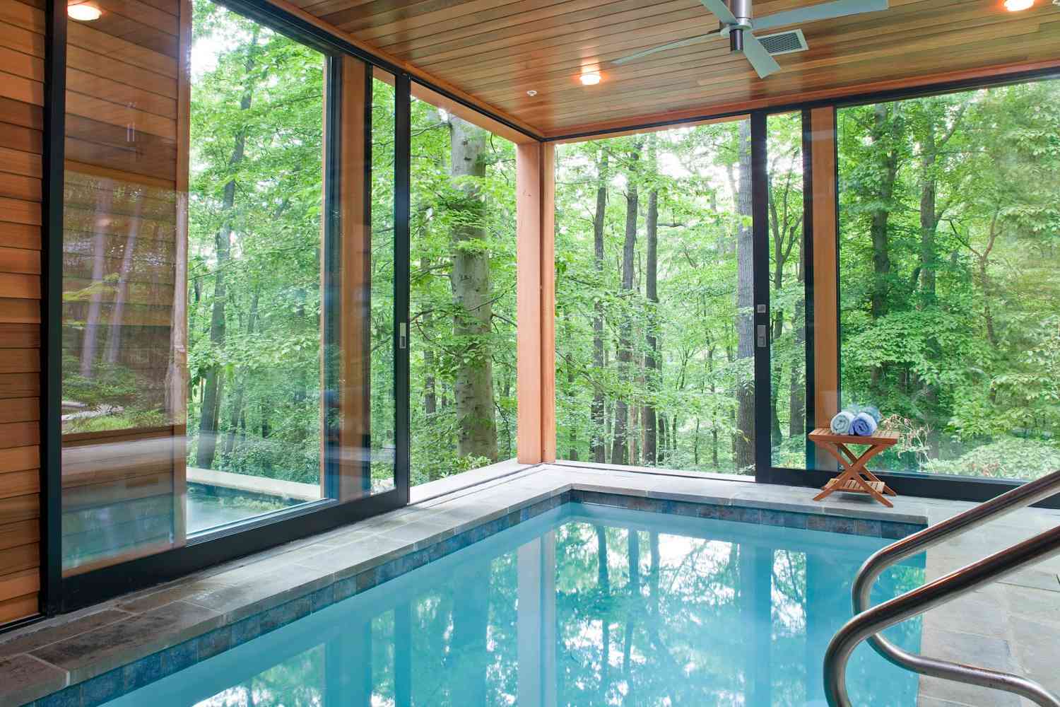 Piscine intérieure avec vue sur la forêt