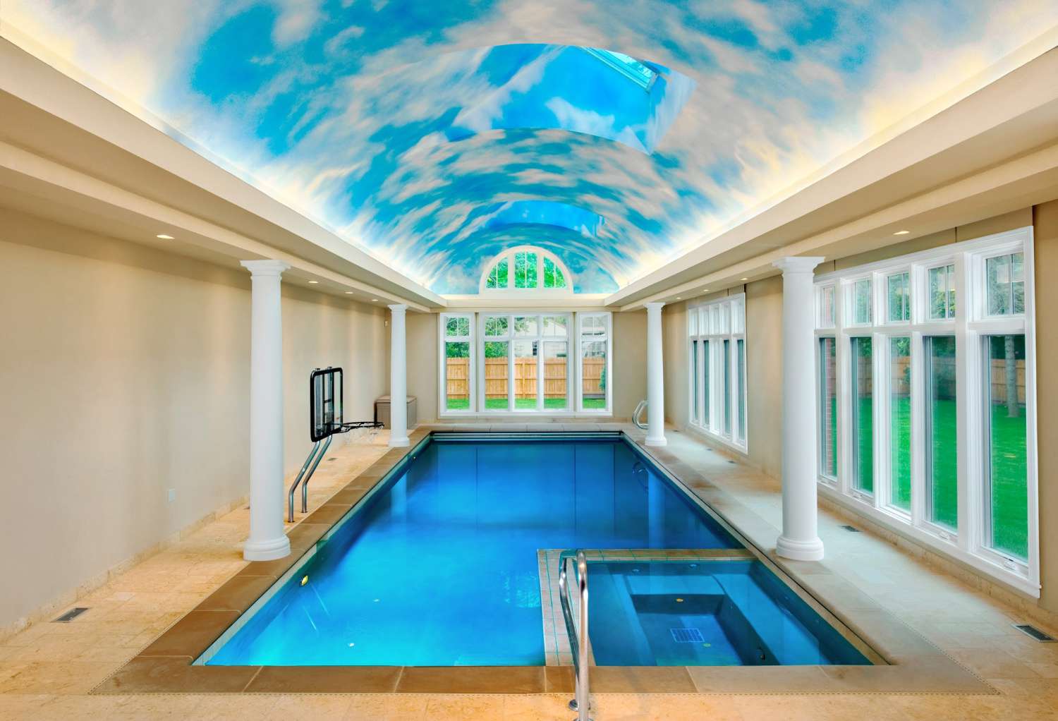 Piscine intérieure avec plafond ciel peint en dur