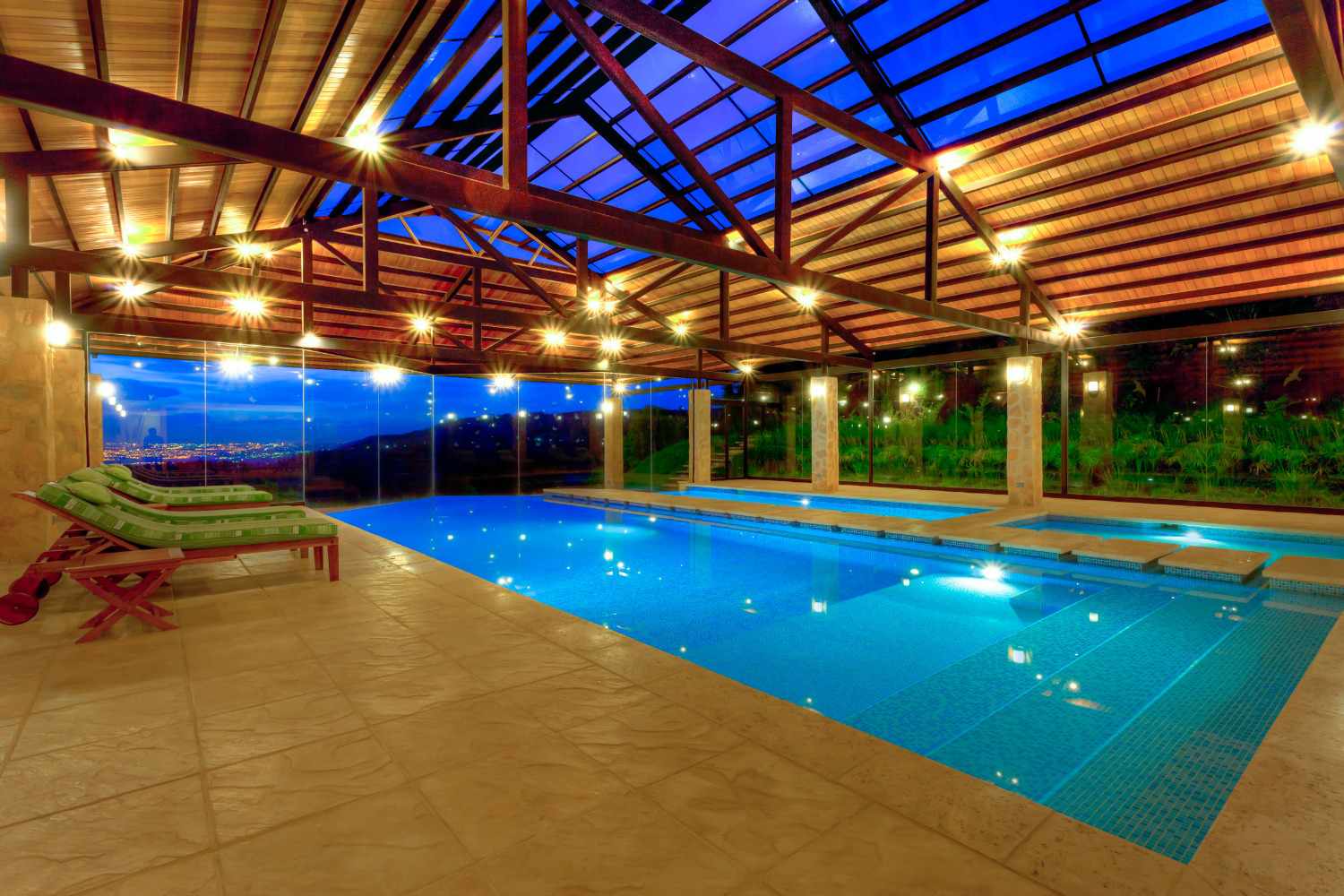 piscine avec vue sur la ville