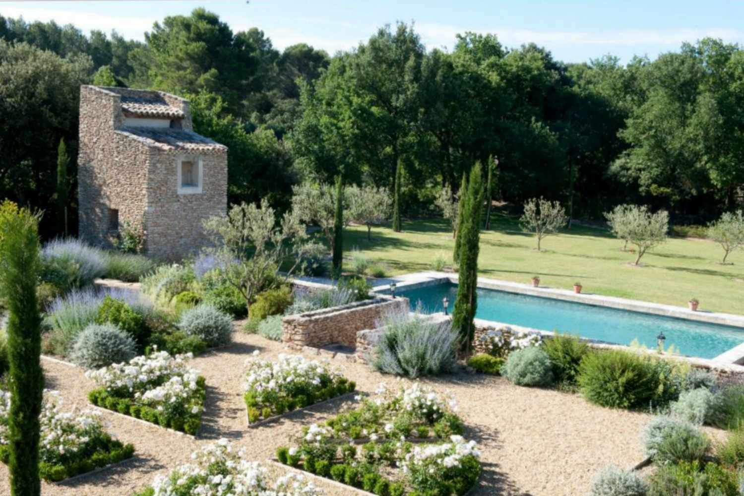 Piscine provençale avec aménagement paysager dans le désert.