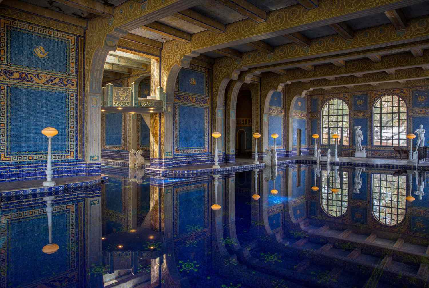 Piscine romaine intérieure du château de Hearst.