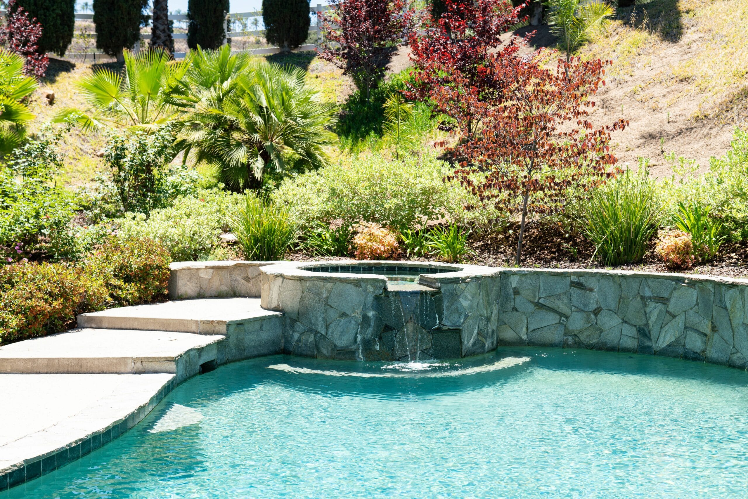 Installer une fontaine de jardin moderne  Courtyard gardens design, Water  features in the garden, Small courtyard gardens